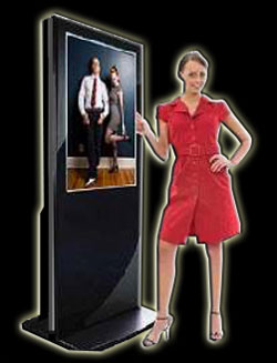 totem con opzioni touch screen e pc per digital signage